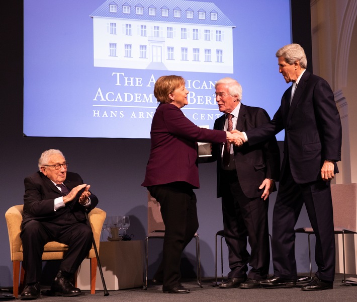 Kanzlerin Merkel erhält Henry A. Kissinger Preis