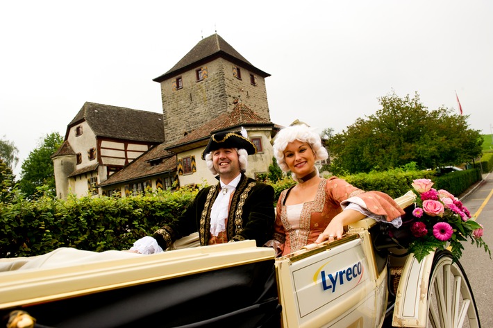 125 Jahre Lyreco - in Oldtimer und Kutsche auf Kundenbesuch