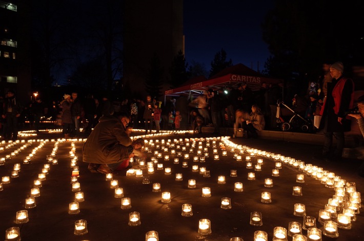Zehntausende Kerzen für Armutsbetroffene - Die Schweiz setzt ein Zeichen der Solidarität