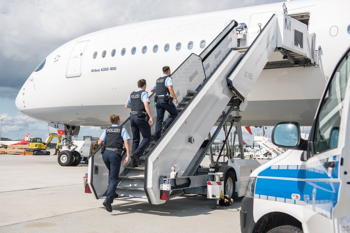 Bundespolizeidirektion München: Betrunkener Flugreisender belästigt Passagiere - Bundespolizei leitet Ordnungswidrigkeitenverfahren ein