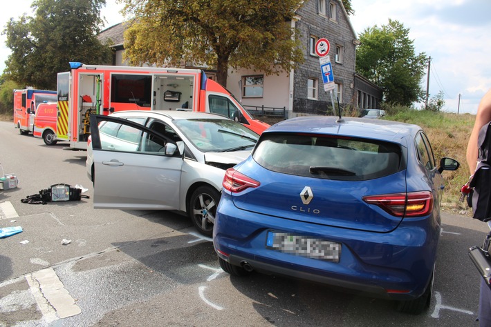 POL-ME: Zusammenstoß im Kreuzungsbereich fordert vier Verletzte - Velbert - 2209021