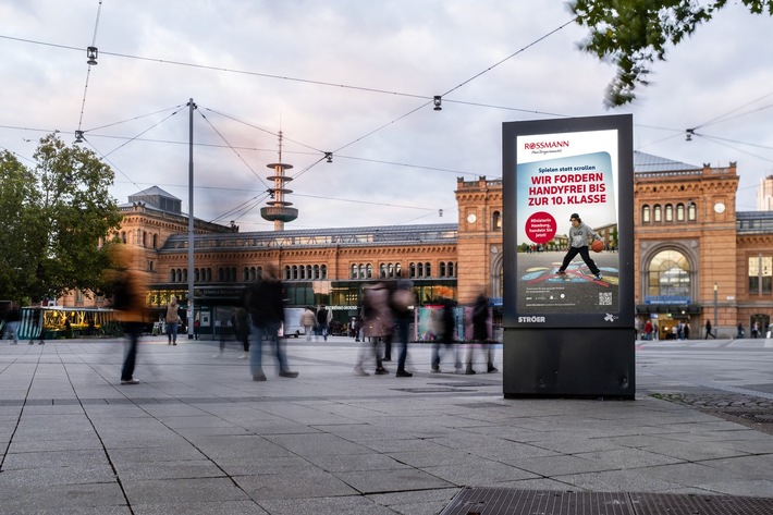 Pressemitteilung: Forderung nach klaren Handyregeln an Schulen – ROSSMANN macht Druck auf Niedersachsens Politik