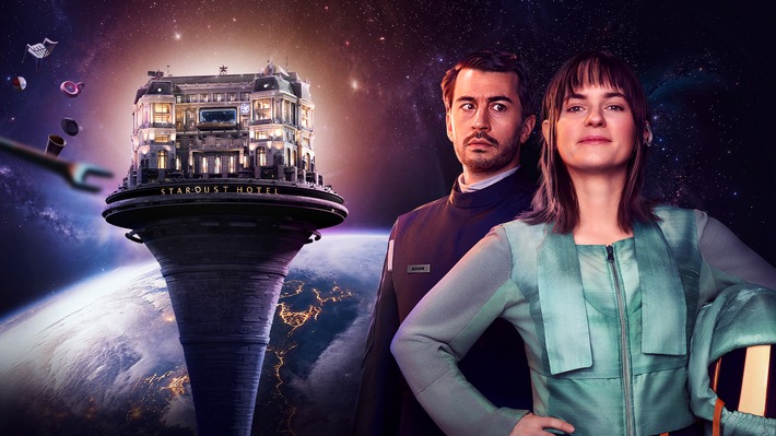 Galaktische Romanze: ARD-Serie im Weltall "Stardust Hotel" mit Vanessa Loibl, David Brizzi und der Stimme von Detlev Buck / Ab 22. Mai in der ARD Mediathek
