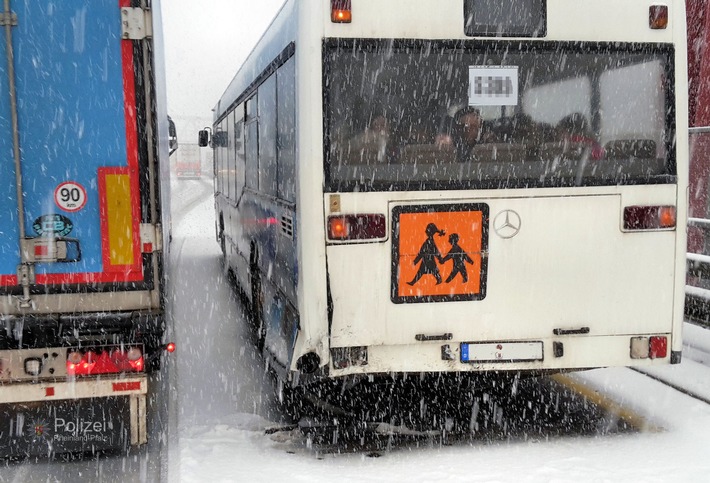 POL-PPWP: Überraschender Wintereinbruch macht Autofahrern zu schaffen