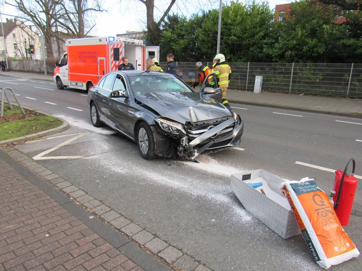 POL-ME: Schwerer Verkehrsunfall auf der Gerresheimer Straße - Hilden - 2001083