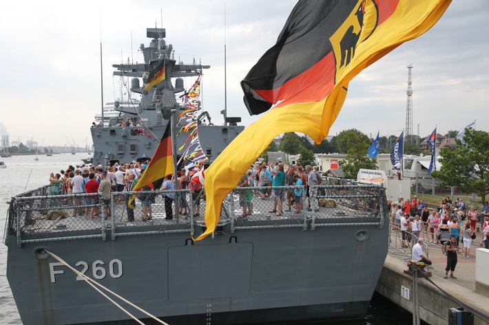 Traditionell eine gute Partnerschaft - Deutsche Marine auf der 27. Hanse Sail