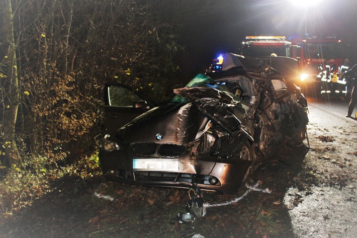 POL-AC: Pkw kommt von Fahrbahn ab - Auto prallt gegen Baum - Fahrer wird schwer verletzt