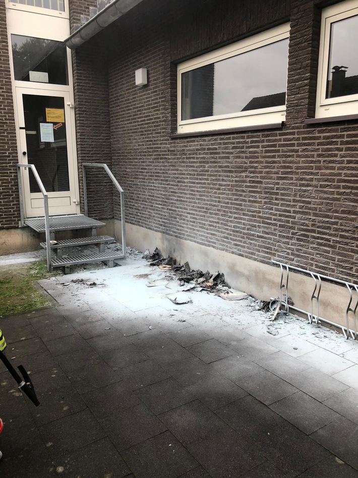 POL-ME: Zeitungsstapel an Kita-Wand brannte - Polizei ermittelt - Langenfeld - 2108152