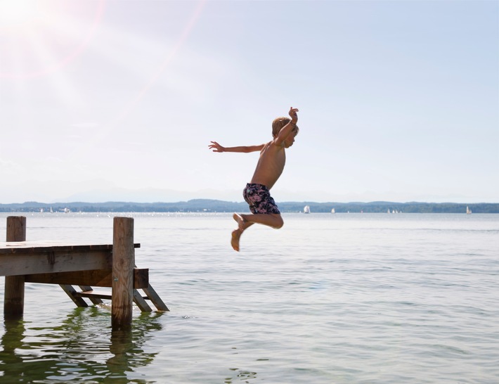 Badeunfälle: Eltern überschätzen oft ihr Kind / Fast 60 Prozent der Zehnjährigen können nicht richtig schwimmen, so die DLRG / Dies kann jedoch lebenswichtig sein. Die DVAG rät Eltern zur Absicherung