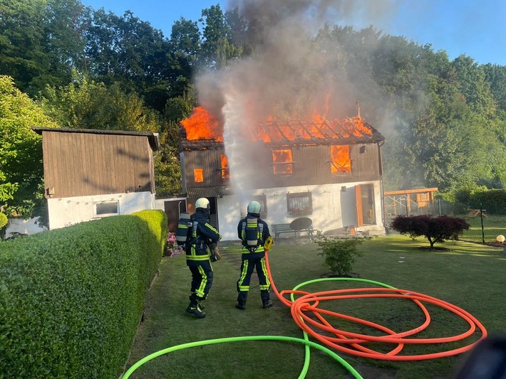 FW-BO: Gartenhaus in Vollbrand