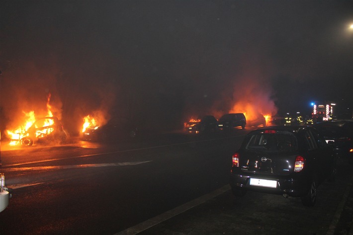 POL-VIE: Unbekannte setzen sieben Autos in Brand - Polizei sucht Zeugen