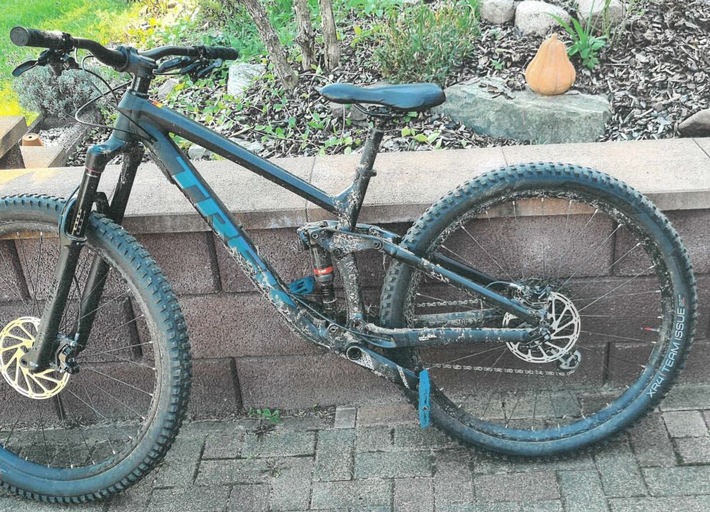 POL-HK: Munster: Minderjähriger am Steuer; Schneverdingen: Unfall; Soltau: Vorfahrt genommen; Soltau/A 7: Unfall nach überhöhter Geschwindigkeit; Munster: Hochwertiges Mountainbike gestohlen (Foto)