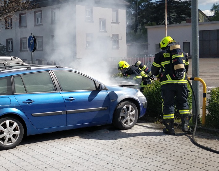 POL-PDLD: PKW Brand auf Parkplatz eines Einkaufsmarktes