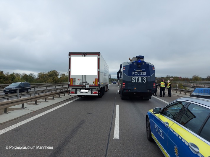 POL-MA: Hockenheim, Rhein-Neckar-Kreis: Auffahrunfall zwischen zwei Lkw auf der A61;57-Jähriger vorsorglich ins Krankenhaus verbracht; Polizeiwasserwerfer sichert Unfallstelle ab