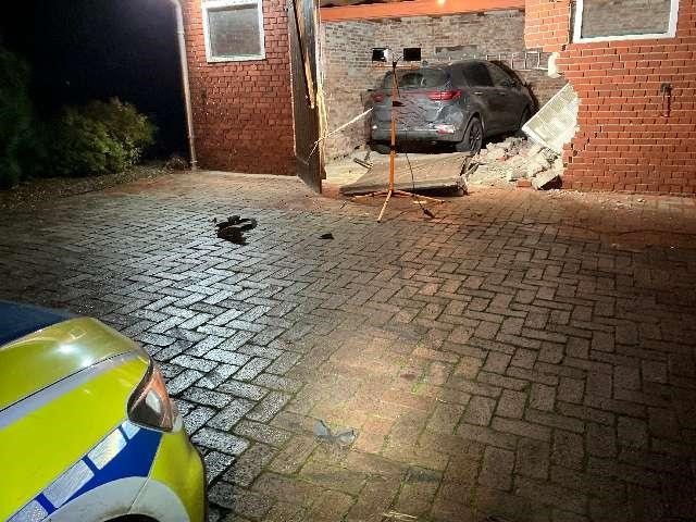 POL-CUX: Verkehrsunfallflucht mit hohen Sachschaden in Uthlede (Foto im Anhang)