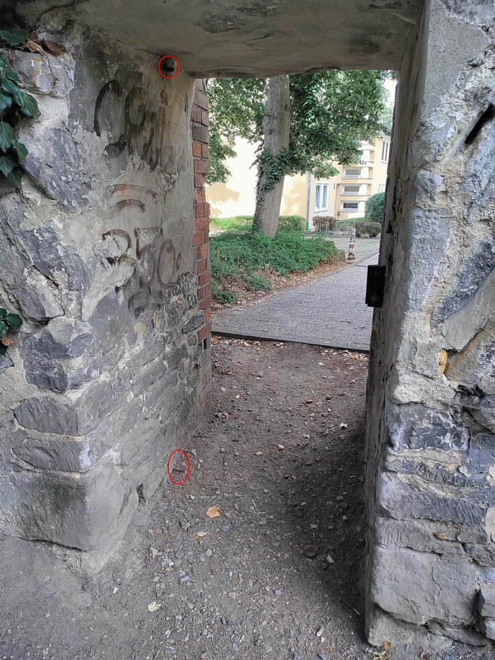 POL-WOB: Historische Gittertür aus Stadtmauer entwendet - Zeugen gesucht
