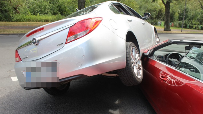 POL-KR: Uerdingen: Skurriler Autounfall beim Abbiegen