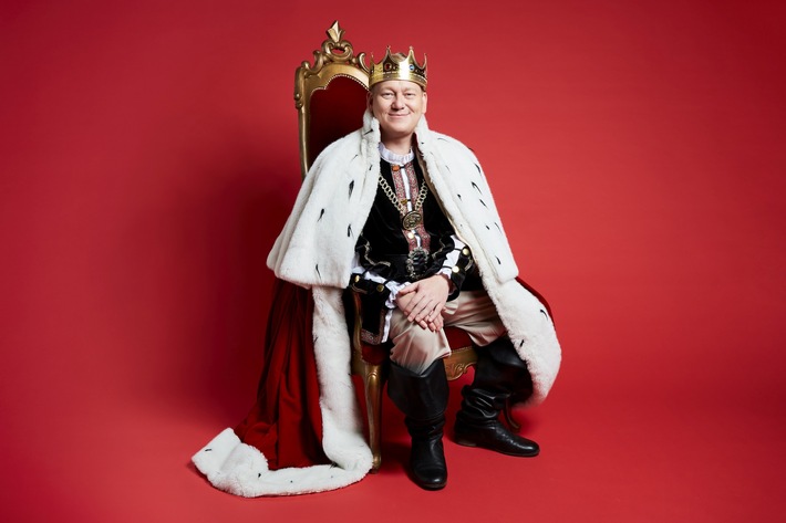 Welcher Promi klaut Deutschlands bekannteste Krone? Die interaktive Gameshow "Knossis Kingdom" mit Jens Knossalla alias Knossi startet am 15. Juli 2022 exklusiv und kostenlos auf Joyn