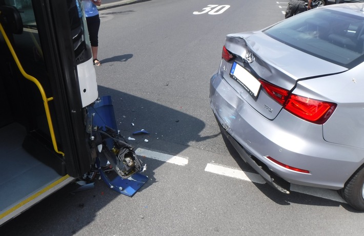 POL-DN: Beim Ausparken Unfall verursacht