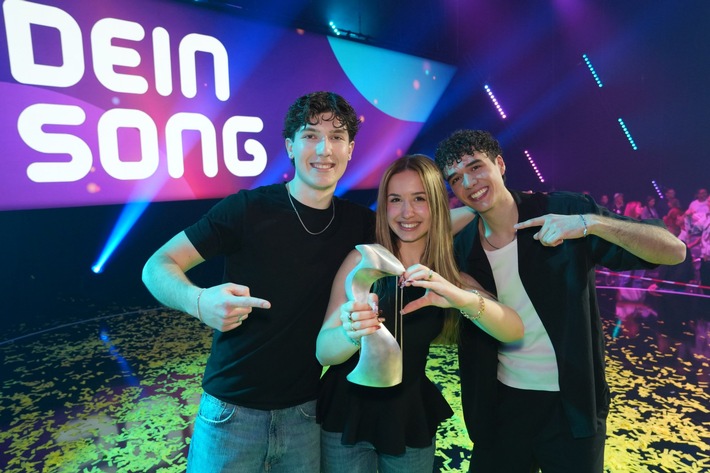 Rina (14) und Aki (18) aus Herzogenaurach triumphieren live im "Dein Song"-Finale und sind "Songwriter des Jahres" 2026! / Stimmungsvoller Song "Without You" überzeugt das Publikum