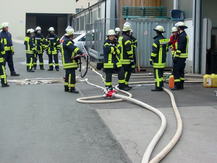 FW-OE: Feuer bei Montagearbeiten in einem Industriebetrieb, Mitarbeiter vorsorglich ins Krankenhaus gebracht