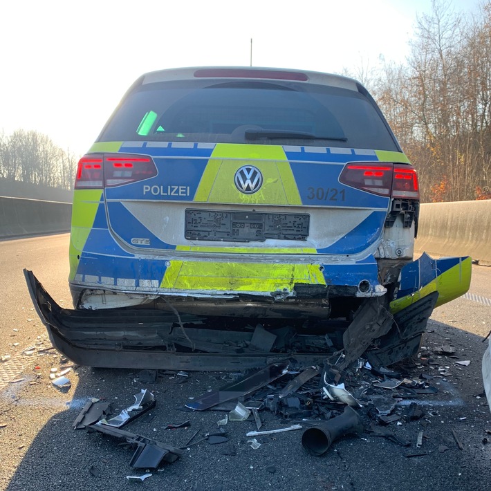 POL-OS: Wallenhorst/B68: Absichernden Streifenwagen übersehen - zwei Leichtverletzte