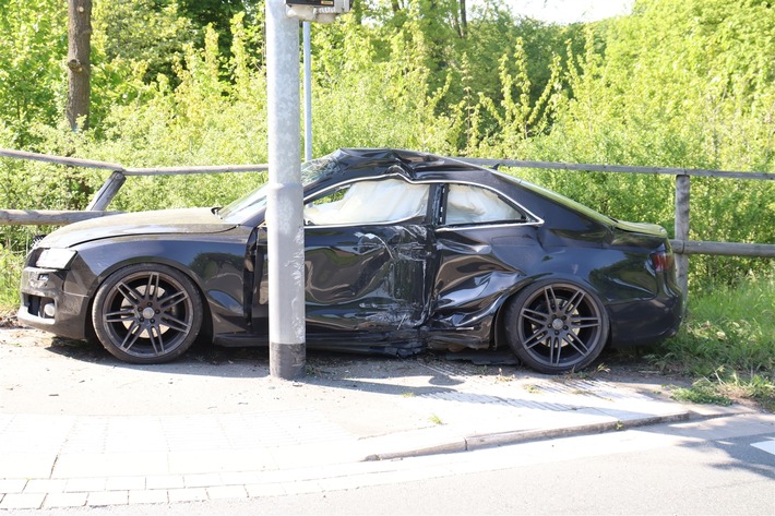 POL-HF: Herforder bei Verkehrsunfall schwer verletzt - Audi prallt gegen Ampelmast