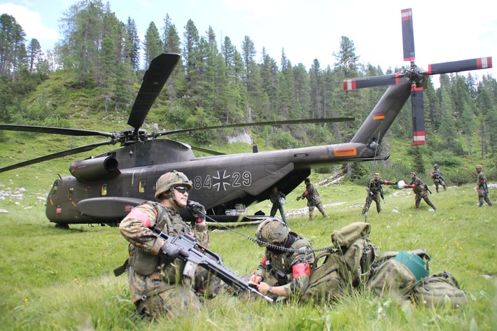 Zur Versorgung der Truppe fliegen Hubschrauber Getrnke und Verpflegung ein (Bundeswehr/Tobias Skinner) Weiterer Text ber ...