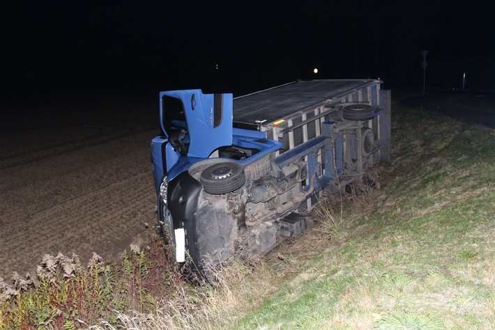 POL-UN: Bönen - Fahrer betrunken: LKW kippt um und bleibt im Straßengraben liegen