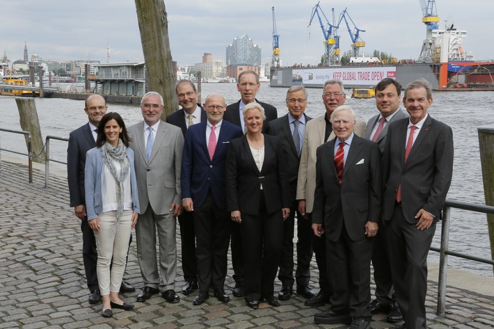 INSM-Großplakat im Hamburger Hafen: &quot;Keep global trade open!&quot; / In der Freiheit liegt die Kraft