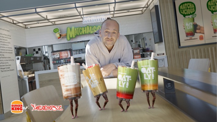 Matchalicious bei Burger King® Deutschland/ Hati Hati Mas setzt den Oatly Iced Matcha Strawberry zum Start der Sommerdrinks in Szene
