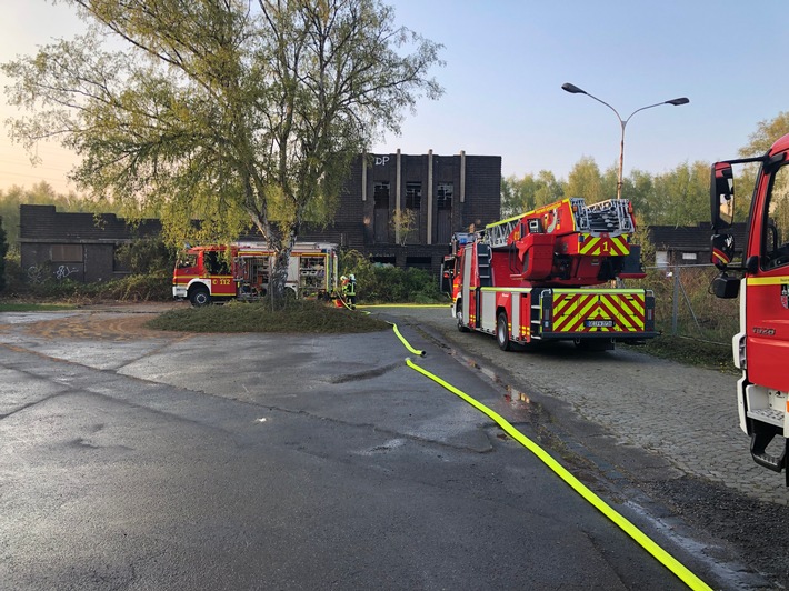 FW-GE: Brennender Unrat und Kunststoffmüll, sorgen für Feuerwehreinsatz in Gelsenkirchen Ückendorf