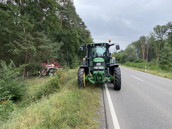 POL-PDNW: (Haßloch) Anhänger löst sich von Traktor