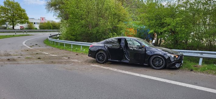 POL-OL: ++ Verkehrsunfall nach Flucht vor der Polizei ++