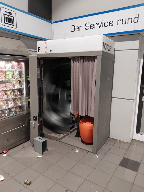 BPOL NRW: Fotoautomat im Bahnhof aufgebrochen - Bundespolizei sucht Zeugen