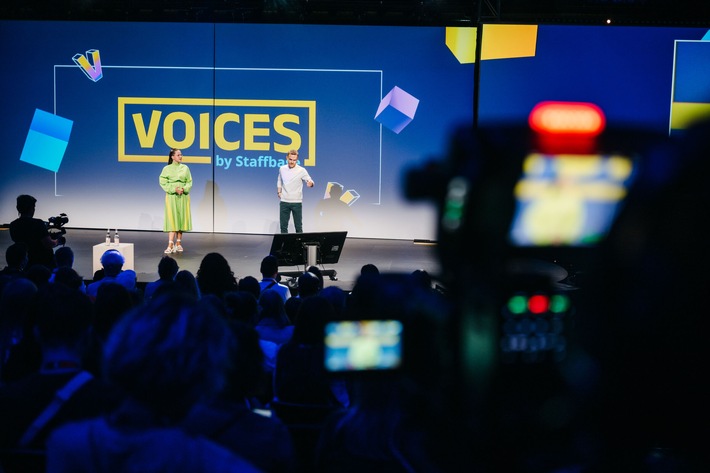 Zwischen Chatbot und Vertrauen: VOICES-Konferenz 2026 von Staffbase diskutiert die KI-Transformation der Mitarbeiterführung