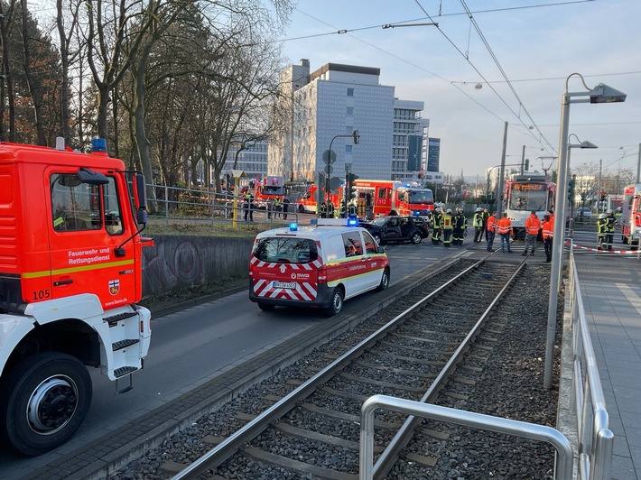 FW-BN: Auto kollidiert mit Straßenbahn - Feuerwehr befreit eingeklemmte Person