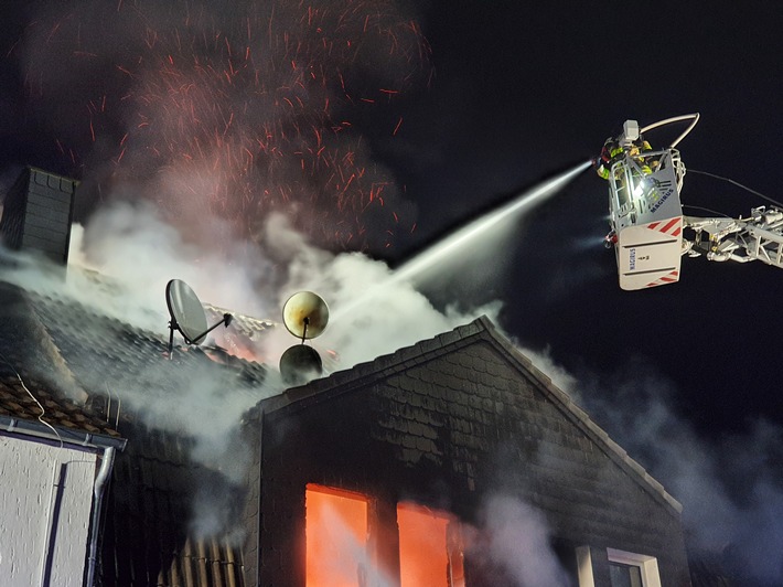 FW-Dorsten: +++ Dachstuhlbrand am frühen Morgen +++