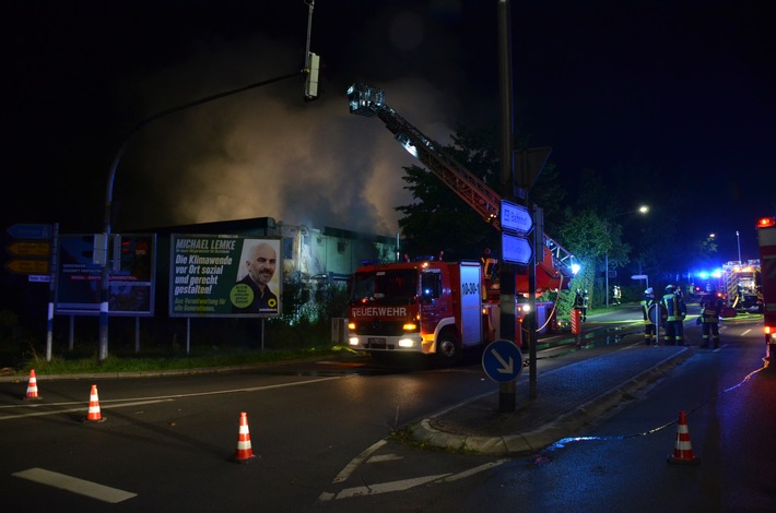 POL-STD: Mehrere Brände beschäftigen Feuerwehr und Polizei in Buxtehude in der vergangenen Nacht - ehemalige Asylbewerberunterkunft und Mülleimer zerstört