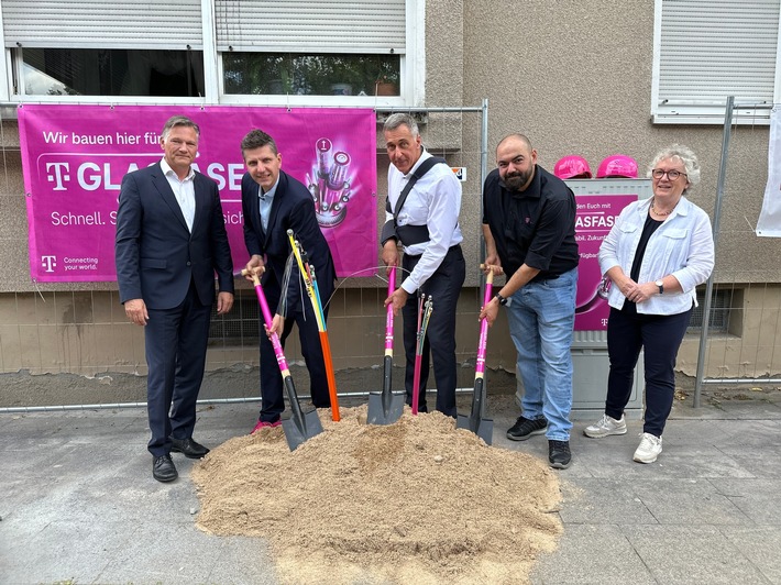 Wesseling: Spatenstich für weiteren Glasfaserausbau