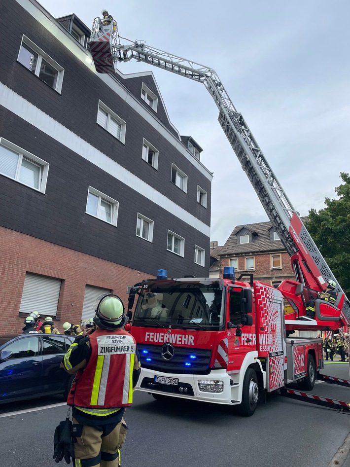 FW-E: Kellerbrand in einem Mehrfamilienhaus - Fluchtweg für Mutter und Kind durch Brandrauch abgeschnitten