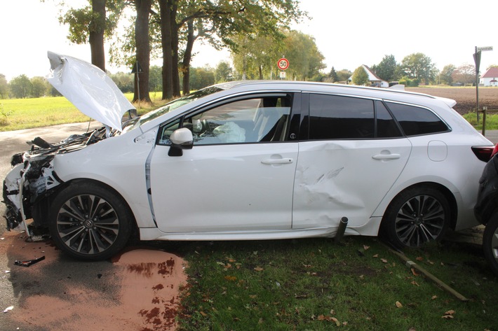 POL-MI: Zusammenstoß im Kreuzungsbereich - Zwei Verletzte nach Unfall