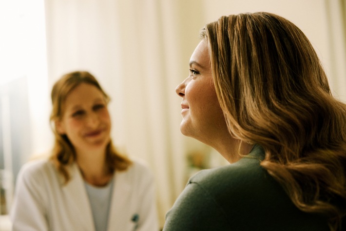 Adipositas ist behandelbar. Betroffene sollten den ersten 
Schritt für ihre Gesundheit machen und sich ärztlich beraten lassen. / Weiterer Text über ots und www.presseportal.de/nr/19840 / Die Verwendung dieses Bildes für redaktionelle Zwecke ist unter Beachtung aller mitgeteilten Nutzungsbedingungen zulässig und dann auch honorarfrei. Veröffentlichung ausschließlich mit Bildrechte-Hinweis.