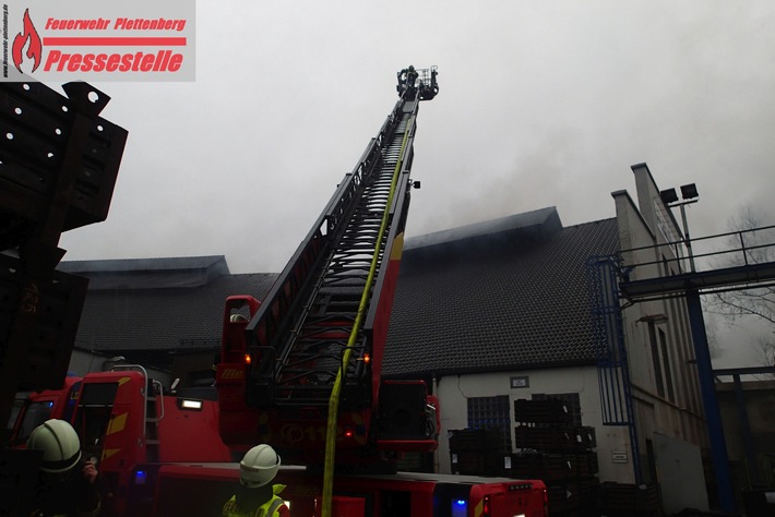 FW-PL: OT-Himmelmert. Dachstuhlbrand in einem Industriebetrieb sorgt für Großeinsatz der Plettenberger Feuerwehr.