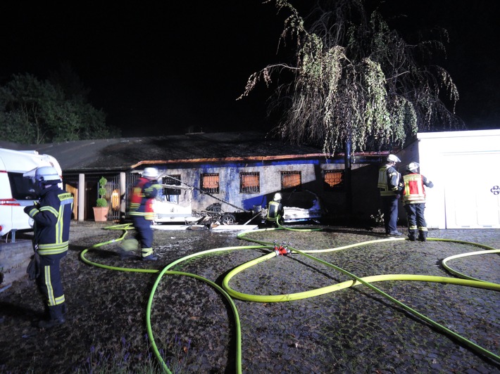 FW-BN: Wohnwagenbrand drohte aufs Haus überzugreifen, Bewohner brachten sich in Sicherheit