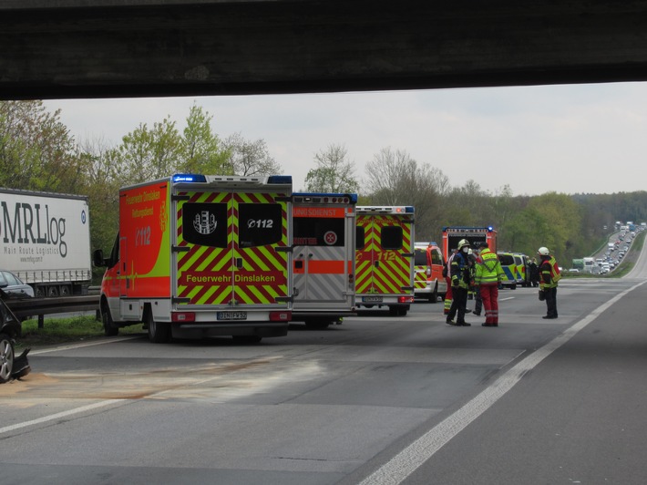 FW Dinslaken: Auffahrunfall mit mehreren Verletzten auf der BAB 3