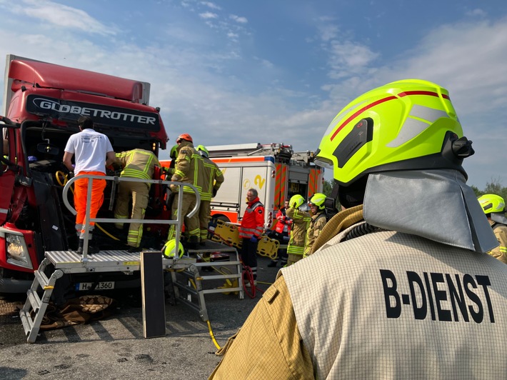 FW Hannover: Ein Schwerverletzter nach LKW-Unfall auf der Autobahn 7