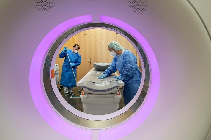 Kantonsspital Baden gewinnt mit dem Bild "Reinigungskräfte: Die stillen Helden" den PR-Bild Award 2023 für die Schweiz