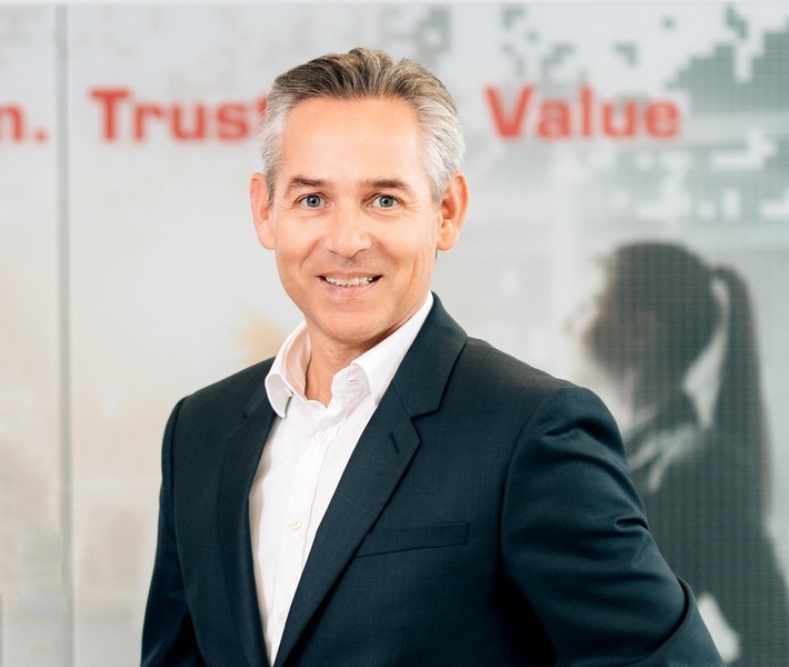 Norbert Rotter, Vorstandsvorsitzender der itelligence AG: "Wir sind zunächst gut in das Jahr 2020 gestartet. Doch die weltweite Pandemie hat im zweiten Quartal voll zugeschlagen. Wir sehen unser Geschäft in den klassischen Branchen (Automobilzulieferer und Fertigungsindustrie) unter Druck. Positiv ist hervorzuheben, dass die vergangenen Monate das Megathema Digitalisierung natürlich weiter forciert haben, wovon wir mittel- und langfristig profitieren werden. Durch ein erweitertes strategisches Investitions- und Effizienzprogramm in Höhe von mehr als 20 Mio. Euro wollen wir diese Chancen nutzen und werden dabei auch noch stärker die zukunftsträchtigen Branchen Handel, Pharma und Lifescience sowie den e-commerce in den Fokus nehmen." Weiterer Text über ots und www.presseportal.de/nr/24336 / Die Verwendung dieses Bildes ist für redaktionelle Zwecke honorarfrei. Veröffentlichung bitte unter Quellenangabe: "obs/itelligence AG/Michael Adamski"