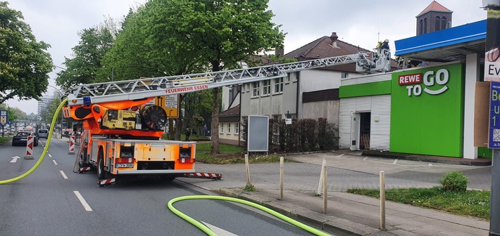 FW-E: Kühlaggregat auf Tankstellendach geht in Flammen auf - keine Verletzten